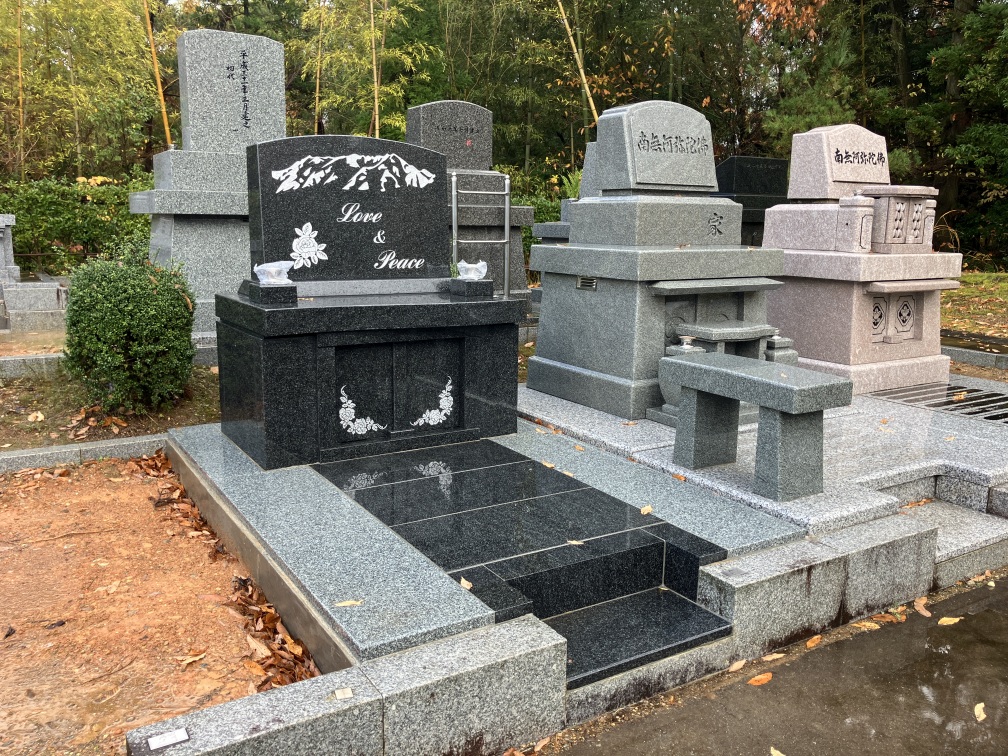 花の彫刻入りデザイン墓石の事例