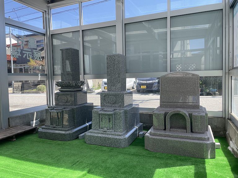 展示場に並ぶ墓石の見本